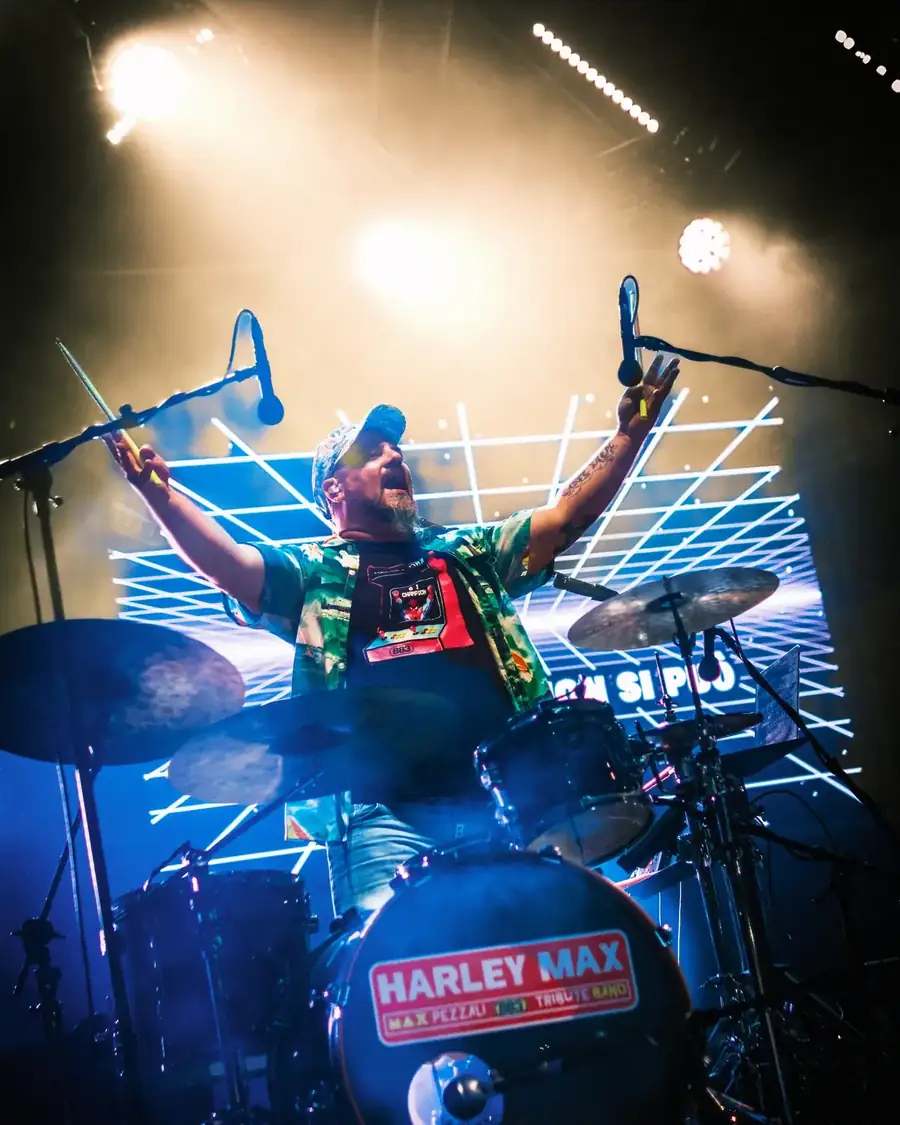Rudy Mariani alla batteria durante una performance live