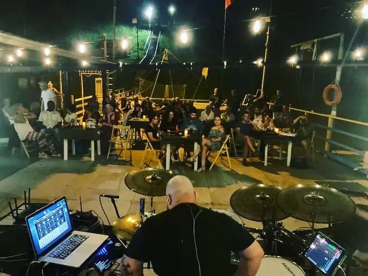 Rudy Mariani alla batteria davanti al pubblico di una serata all'aperto