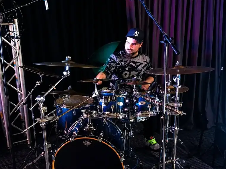 Rudy Mariani durante una sessione in studio