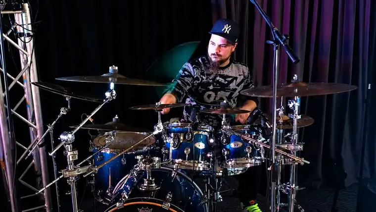 Rudy Mariani alla batteria in sala, copertina video